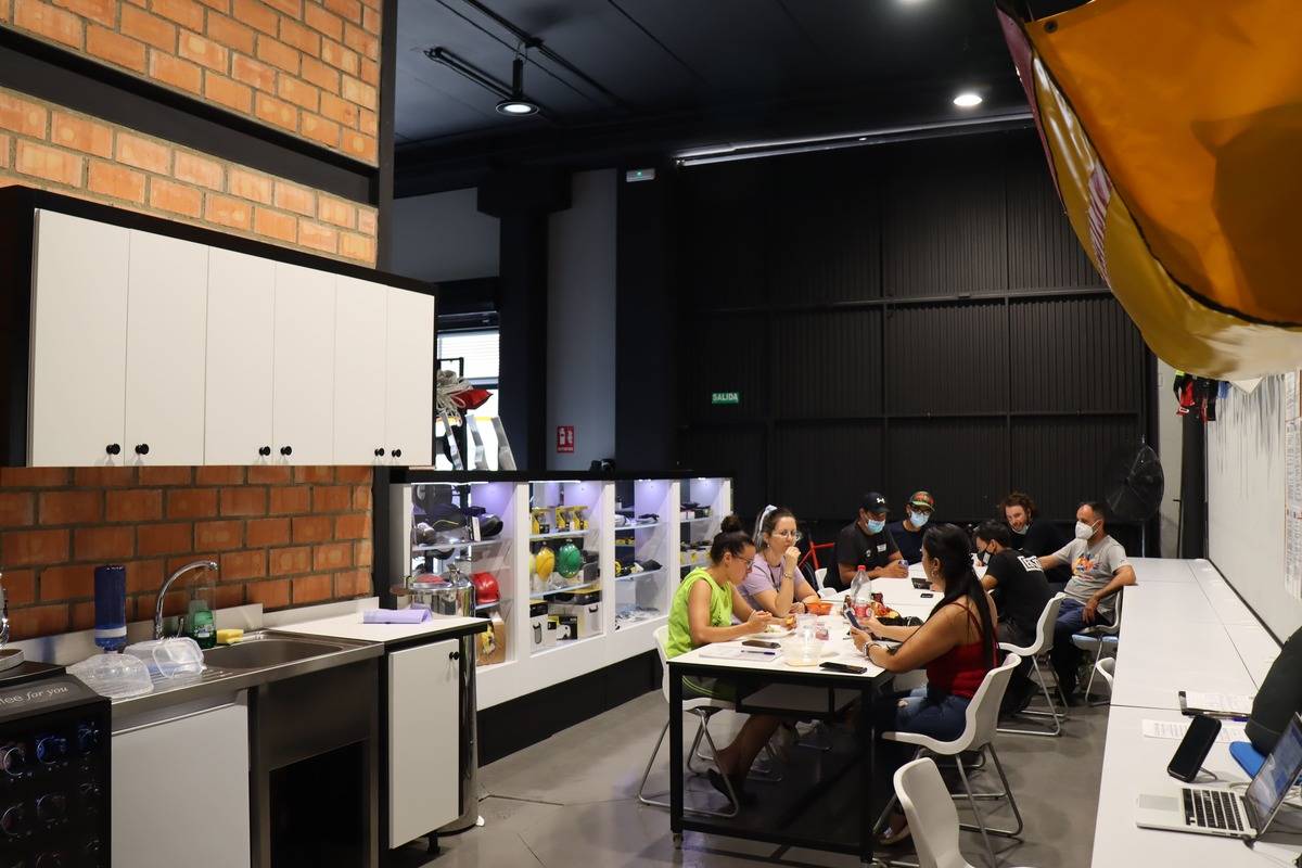 ¿Qué características debe tener un centro de formación en altura? 7 Comedor con microondas y elementos de cocina