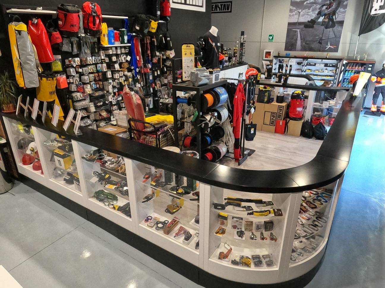 ¿Qué características debe tener un centro de formación en altura? 3 Tienda fisica en las instalaciones