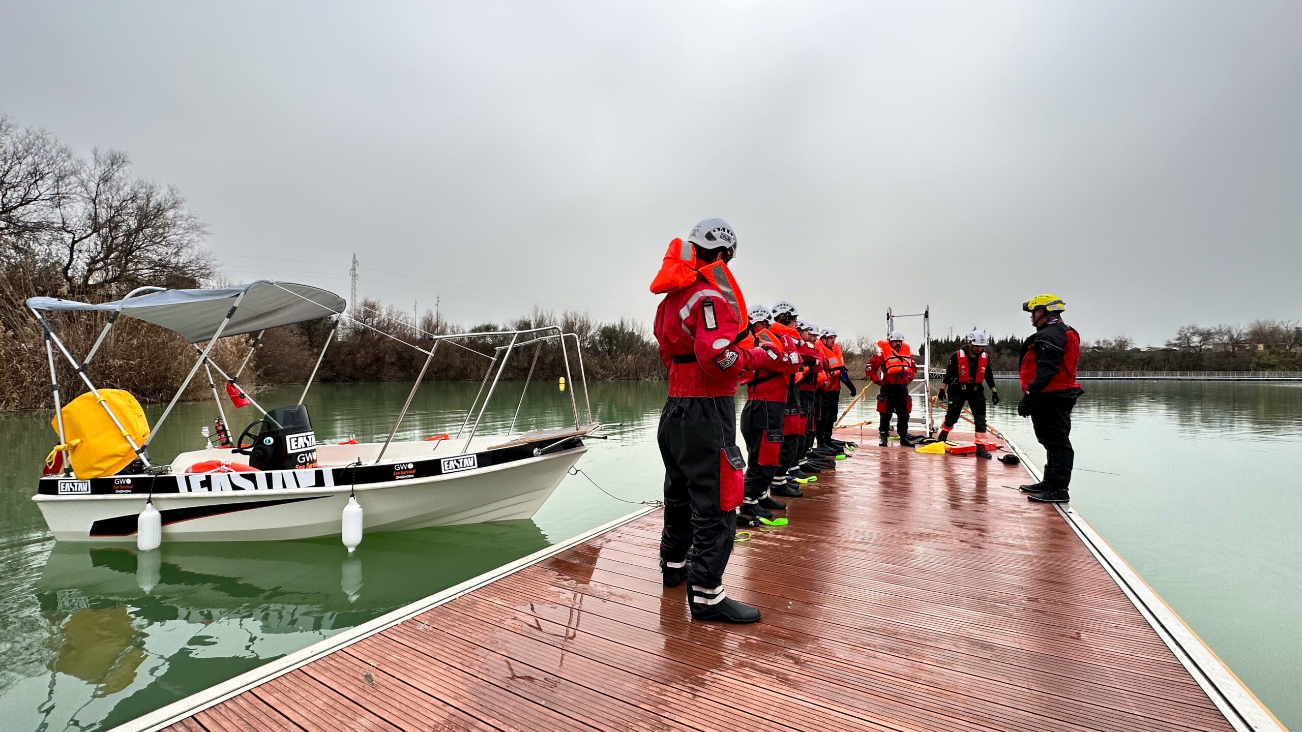 salvamento maritimo, sea survival, actitud eastav, supervivencia, sobrevivir, rescate maritimo, entrenemiento, trabajo duro, casco, salvavida