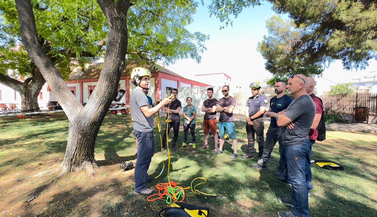 instructor explicando en arboricultura en tree care tour eastav Hacienda Santa Cruz, en la localidad de La Rinconada, Sevilla