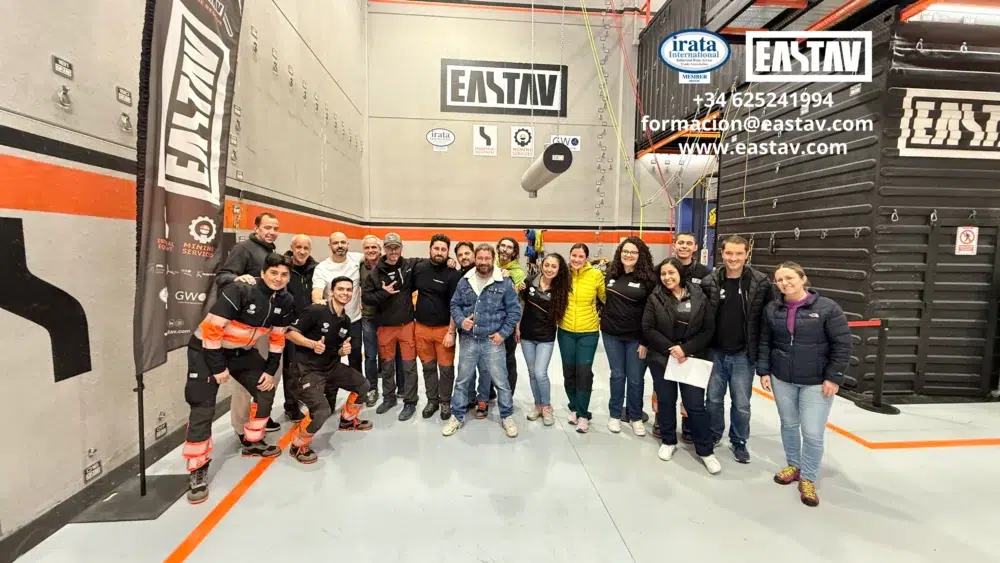 Foto grupal de participantes del Workshop IRATA Sevilla 2025 en EASTAV GLOBAL