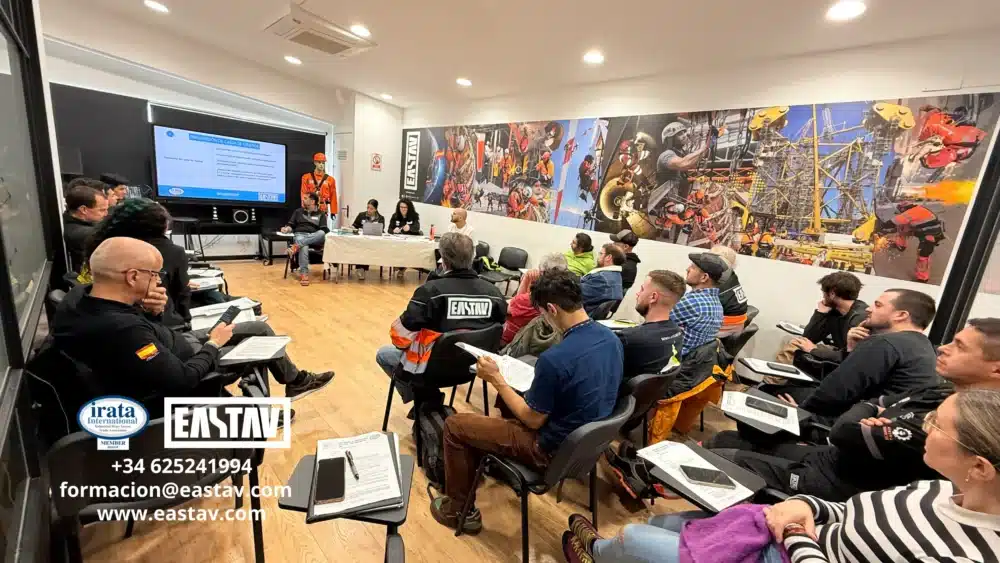 Asesor exponiendo temas técnicos durante el Workshop IRATA en EASTAV GLOBAL Sevilla