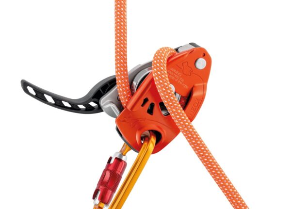 ¡Te gustará más asegurar que escalar! El NEOX es un asegurador con bloqueo asistido para la escalada en rocódromo y deportiva en pared. Ideal para la escalada de primero, dispone de una rueda integrada que procura un deslizamiento extremadamente fluido de la cuerda para dar cuerda rápidamente al escalador. Su empuñadura ergonómica permite controlar cómodamente el descenso. Se utiliza con todas las cuerdas simples de 8,5 a 11 mm.