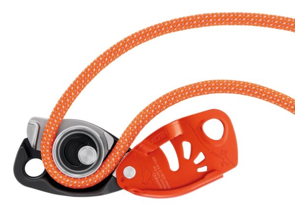 ¡Te gustará más asegurar que escalar! El NEOX es un asegurador con bloqueo asistido para la escalada en rocódromo y deportiva en pared. Ideal para la escalada de primero, dispone de una rueda integrada que procura un deslizamiento extremadamente fluido de la cuerda para dar cuerda rápidamente al escalador. Su empuñadura ergonómica permite controlar cómodamente el descenso. Se utiliza con todas las cuerdas simples de 8,5 a 11 mm.