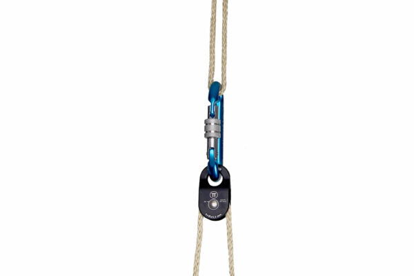 Polea compacta de alto rendimiento para cuerdas de diámetro pequeño. Permite maniobras de rescate avanzadas, como ascensos, desvíos, etc.
